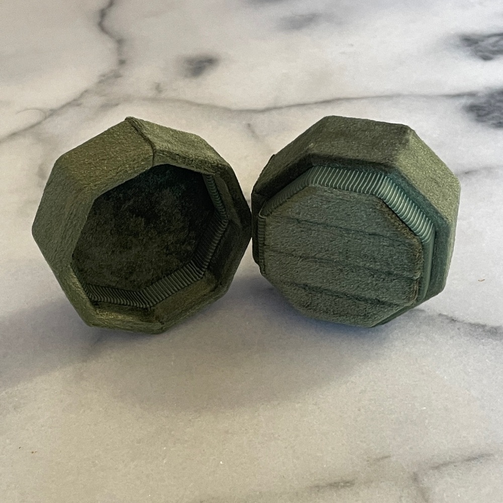 Green Velvet Ring Box - Picture 4 of 4